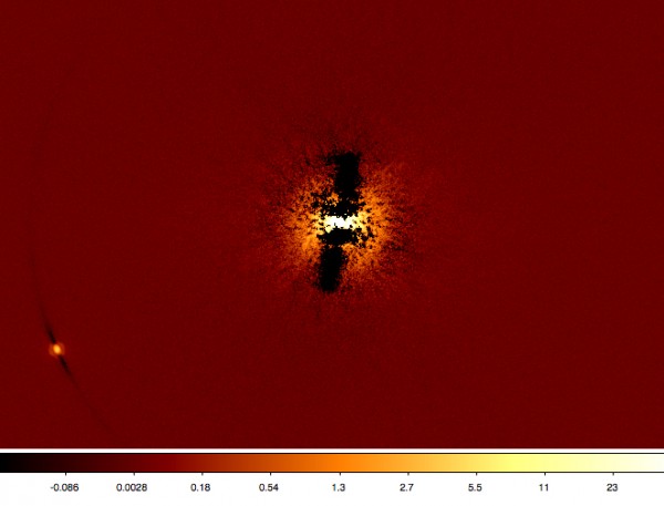 Reduced image on which we can see the "path" of the planet due to the fixed derotator during exposures. (photo: ESO)