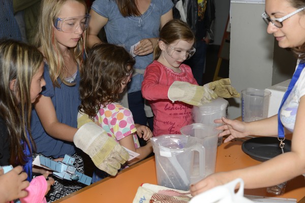Creating comets was one of the highlights at the event "Planetenjagd" in Bern. (Photo: )