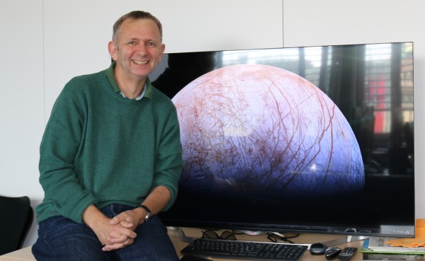 Professor Nicolas Thomas with Europa's icy surface (Photo: Andrea Muff/20 Minuten)