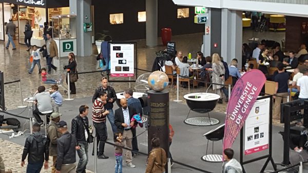 L'exposition dans le centre commercial de Balexert. (Photo Université de Genève)