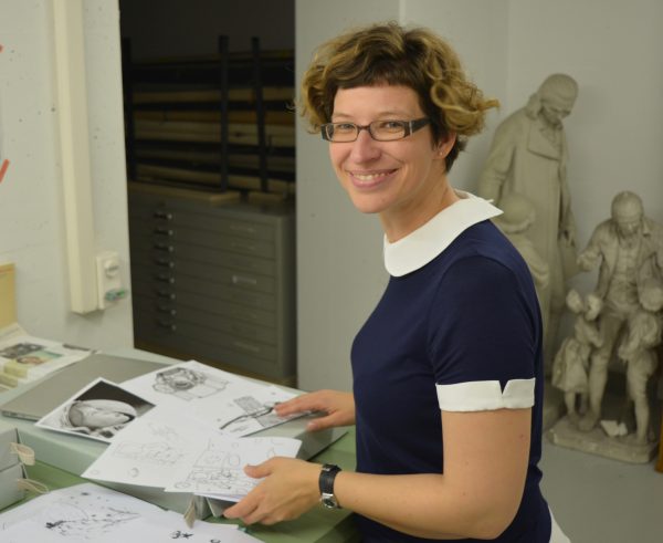 Anna Lehninger dans l'archive de la Fondation Pestalozzi a Zürich. (Photo PlanetS)