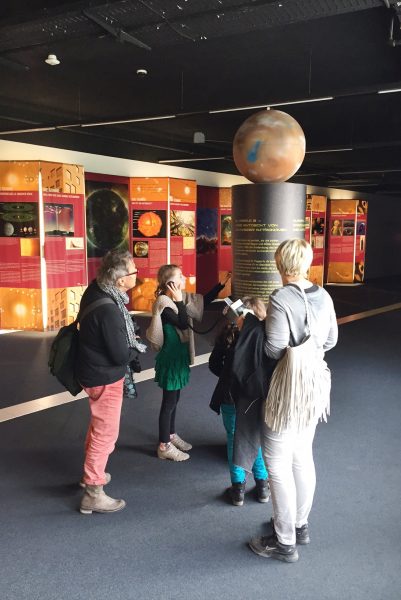 Le pilier des exoplanète dans le Musée Suisse des Transports à Lucerne. (Photo: Guido Schwarz)