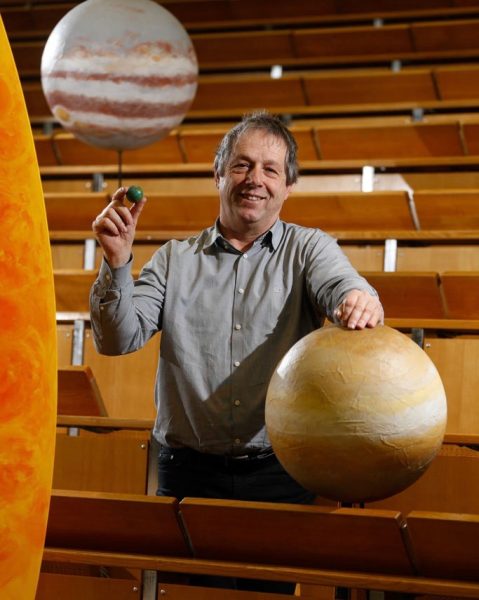 Willy Benz, Direktor von PlanetS, mit der Sonne, Jupiter, Saturn und der Erde zwischen den Fingern. (Bild © Philippe Rossier/SonntagsBlick-Magazin)