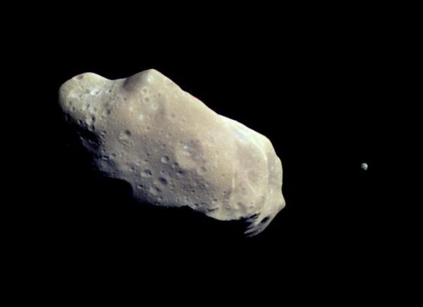 Asteroid Ida mit dem Mond Dactyl. Der kleine Punkt (rechts) hat einen Durchmesser von 1,4 km. (Bild NASA)