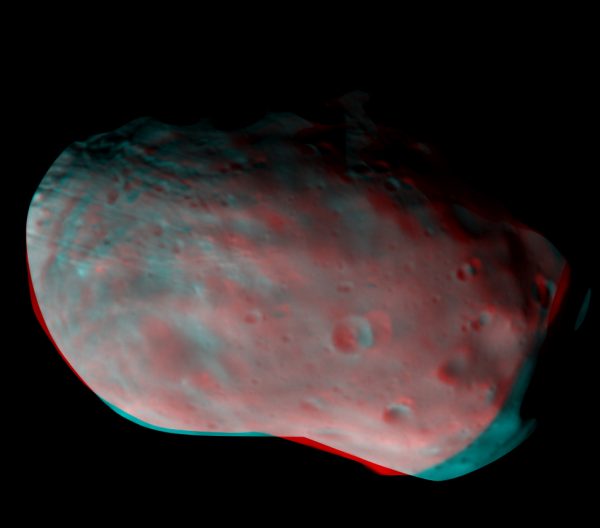 Un anaglyphe rouge-bleu (se voit avec des lunettes stéréo rouge-bleu) de Phobos composé de la paire stéréo acquise par CaSSIS (Crédit: ESA/Roscosmos/CaSSIS).